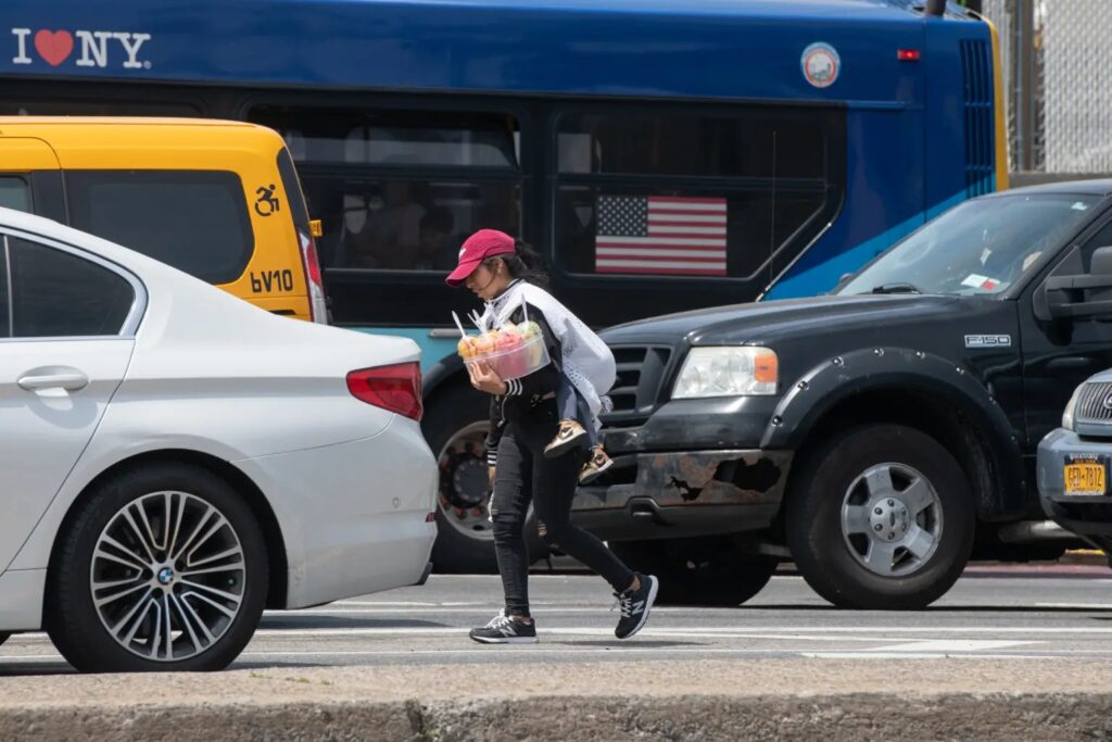 María, de 20 años, migrante de Ecuador, lleva a su bebé de un año en su espalda, en New York. Foto: New York Post