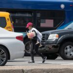 María, de 20 años, migrante de Ecuador, lleva a su bebé de un año en su espalda, en New York. Foto: New York Post