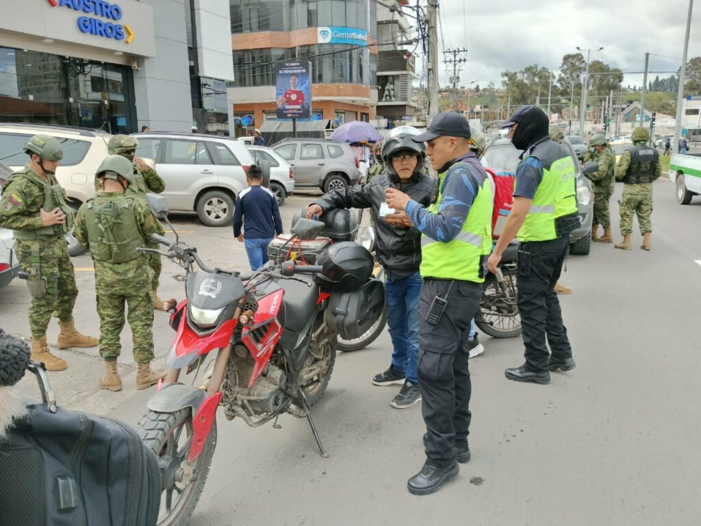 En esta ciudad todavía no se aplica la norma emitida hace un año por la ANT, para prohibir dos personas en moto. XCA