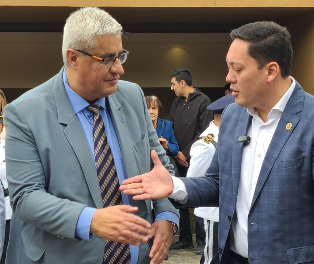 Darío Ordóñez, nuevo gerente de la EMOV, junto al alcalde de Cuenca, Cristina Zamora. KOQ