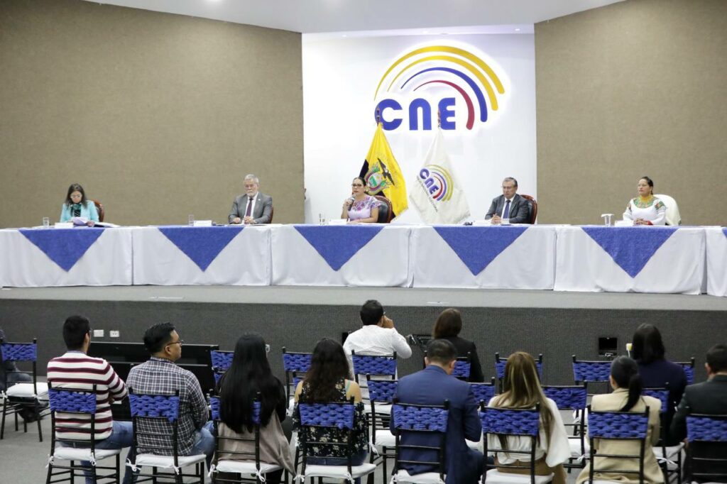 Pleno den CNE sesionando la noche del jueves 18 de mayo.