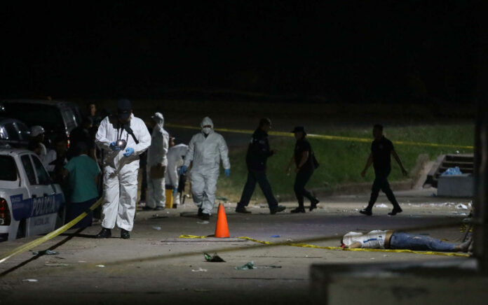 Fallecen 9 personas en estampida en un estadio de El Salvador, según la Policía