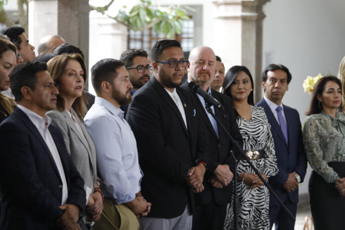 Lasso, amenazado por juicio político, disuelve Parlamento y adelanta elecciones en Ecuador