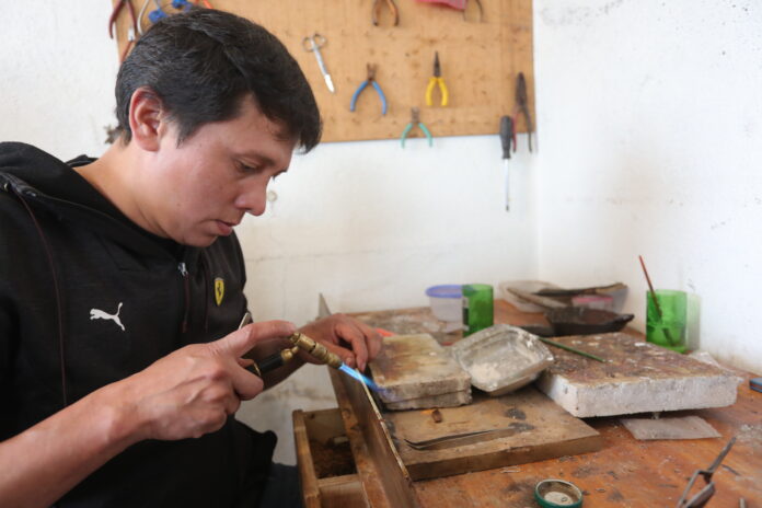 emprendimiento-joyeria-xavier-sempertegui-chordeleg-5-mayo-2023-xca-9