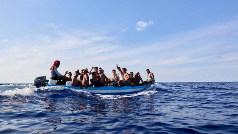 Unos 1.200 migrantes rescatados en 24 horas y 500 en peligro en el Mediterráneo central