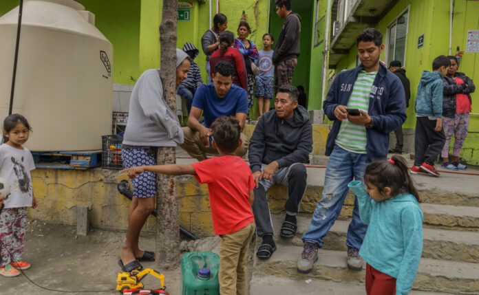 Migrantes acaparan albergues en Tijuana tras una semana del término del Título 42
