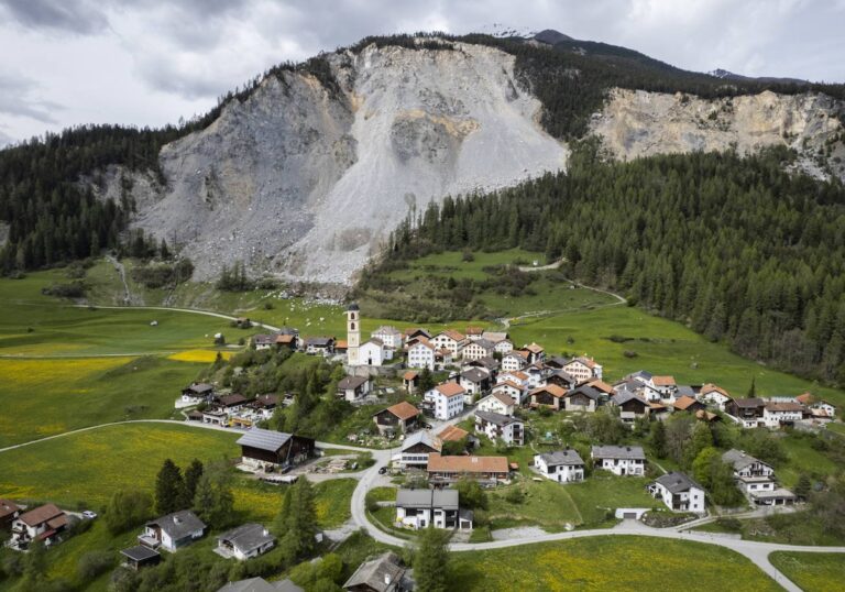 Suiza evacúa un pueblo de los Alpes en peligro de quedar sepultado por las rocas