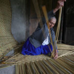 La artesana Lidia Zambrano mantiene viva la tradición del tejido de esteras y otras artesanías con totora. /XCA