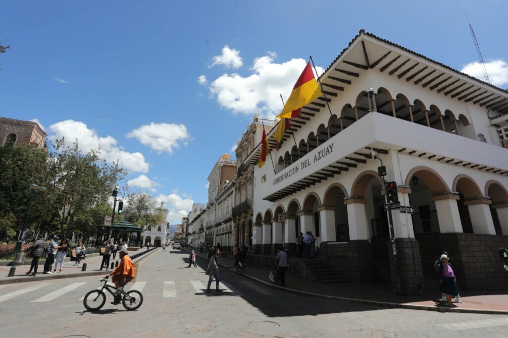 Los exteriores de la Gobernación de Azuay, que ha sido escenario de protestas, ayer permaneció son novedades.