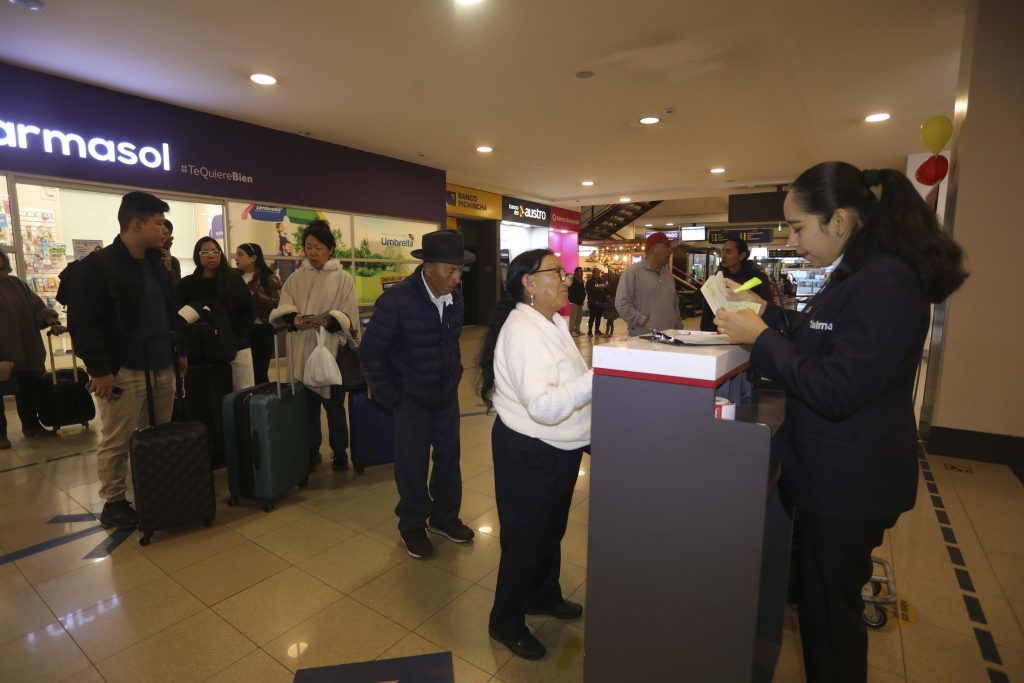 La pareja de adultos mayores, Rosa Villa y Albino Chacha, durante el trámite de embarque en el aeropuerto Mariscal Lamar. /XCA