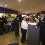 La pareja de adultos mayores, Rosa Villa y Albino Chacha, durante el trámite de embarque en el aeropuerto Mariscal Lamar. /XCA