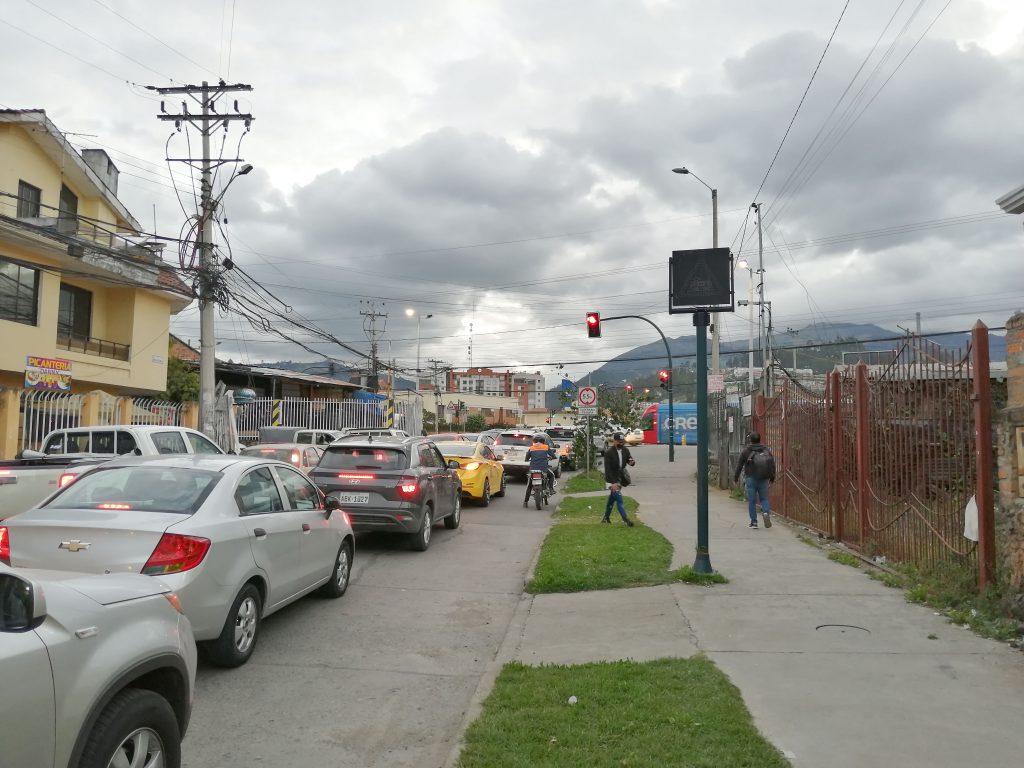 Existe gran congestión vehicular en los cruces semaforizados a lo largo de la ruta tranviaria. /XCA
