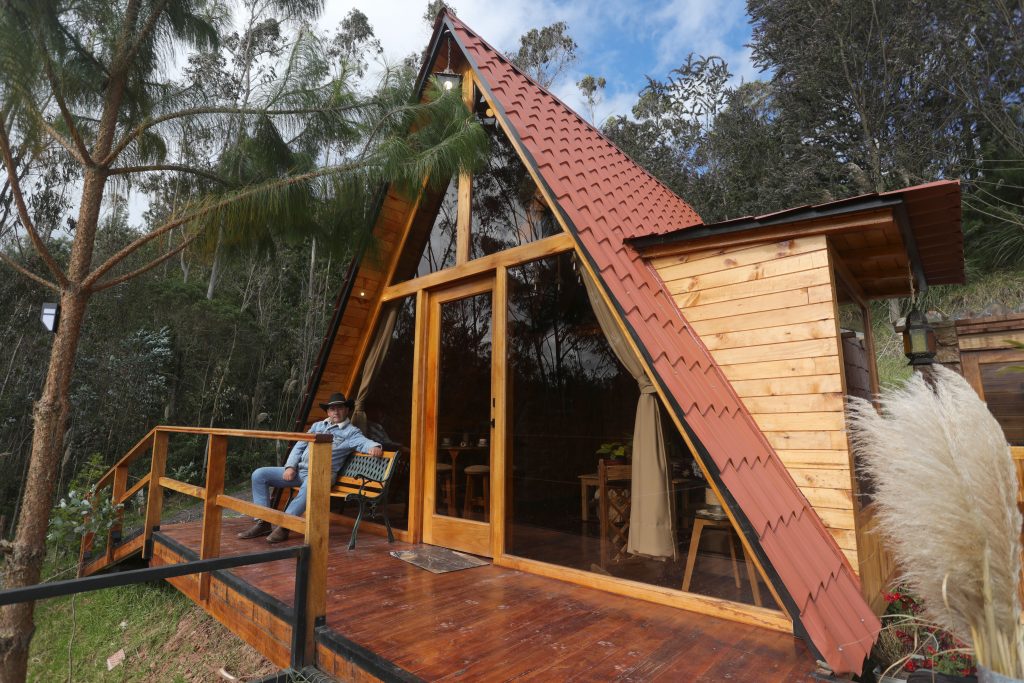 Fachada del glamping que está ubicado a uno 100 metros de la hacienda central. Está construida en madera de pino. /XCA
