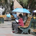 En el Centro Histórico de Cuenca, algunos ciudadanos utilizan sombrilla para protegerse del sol. /XCA