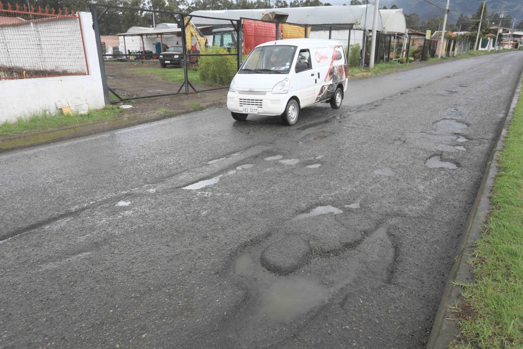 La vía Medio Ejido - Sayausí está en franco deterioro por falta de intervención. /XCA