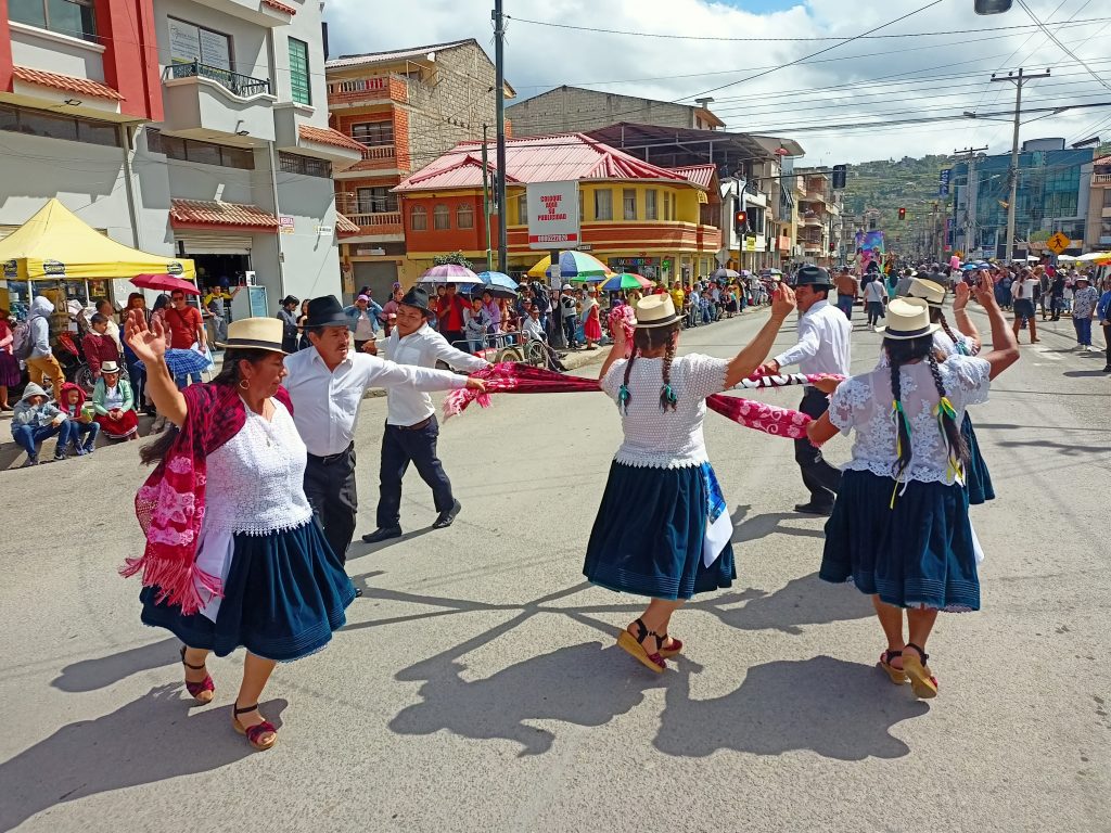Agrupación de danza de los adultos