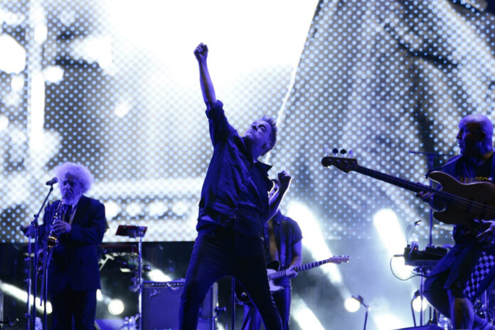 Los Fabulosos Cadillacs desbordan con 300.000 personas el Zócalo de Ciudad de México