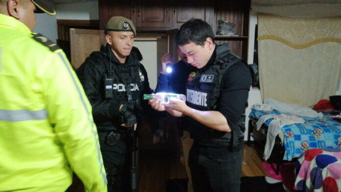 Personal de la Intendencia del Azuay y de la Policía Nacional inspeccionó el centro de diversión nocturna que funcionaba sin permisos.