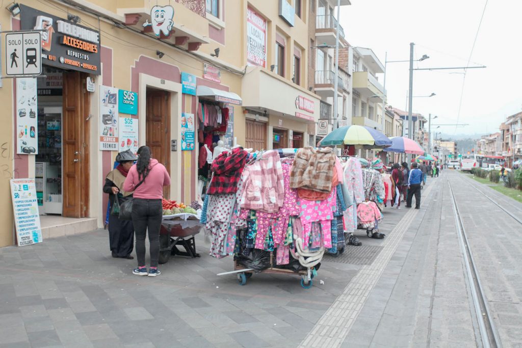En la calle Sangurima se evidencia gran cantidad de vendedores informales, sobretodo, los jueves y domingos. /XCA