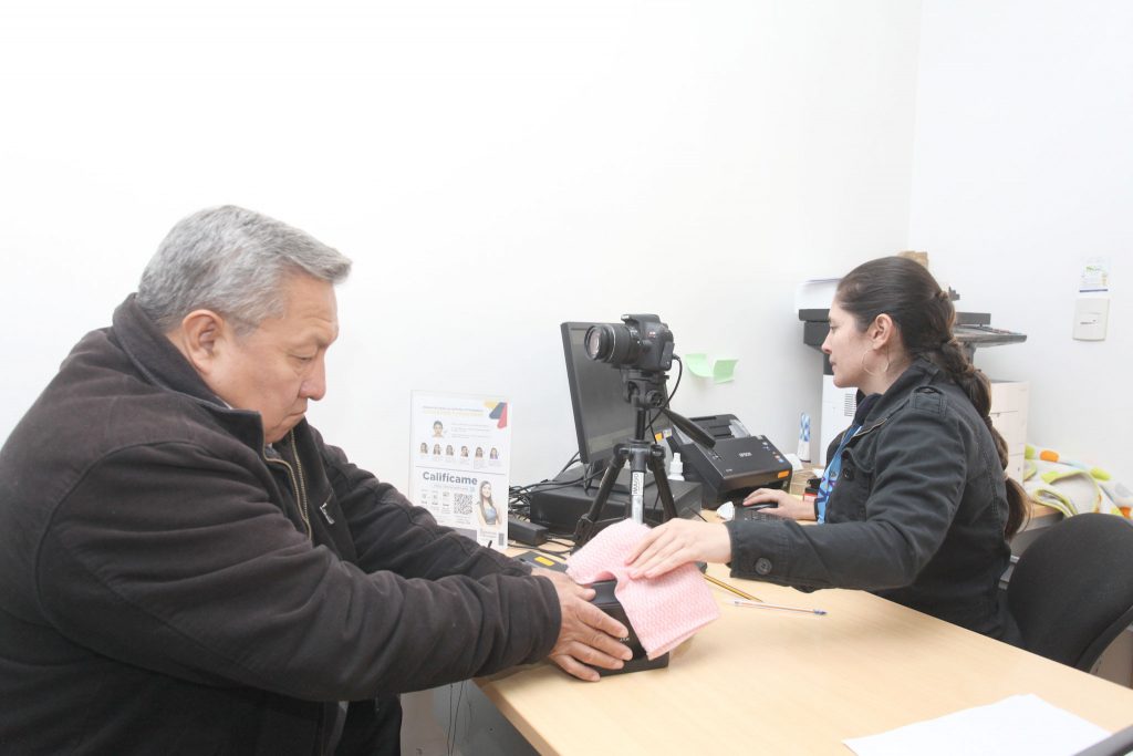 En las instalaciones del Registro Civil de Cuenca se atiende una emisión diaria de 850 cédulas. /XCA