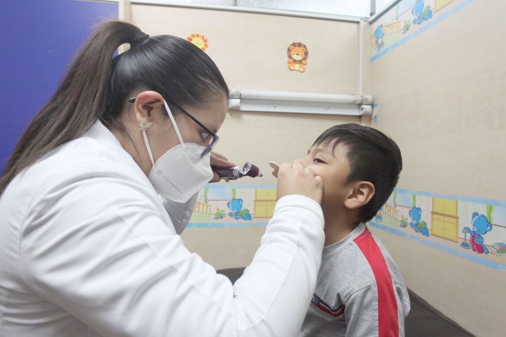 En el área de pediatría del centro médico ADS, la médica Gabriela Auquilla atiende al niño Erick Medina. /XCA