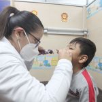 En el área de pediatría del centro médico ADS, la médica Gabriela Auquilla atiende al niño Erick Medina. /XCA