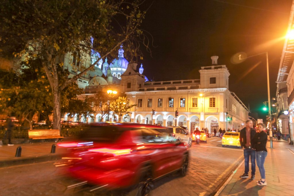 El movimiento nocturno en el Parque Calderón se activa con el intenso tráfico y decenas de personas que caminan alrededor o a través de este lugar. / XCA