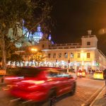 El movimiento nocturno en el Parque Calderón se activa con el intenso tráfico y decenas de personas que caminan alrededor o a través de este lugar. / XCA