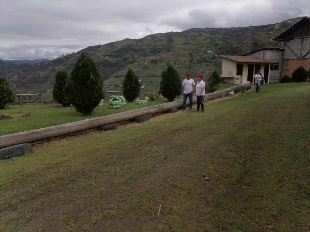 : En la plaza central de Chaullayacu, del cantón Guachapala, se ubica el timón del proyecto que muestran Iralda Zúñiga, Ignacio Montesdeoca y Fernanda Ruiz. / SAM