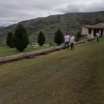 : En la plaza central de Chaullayacu, del cantón Guachapala, se ubica el timón del proyecto que muestran Iralda Zúñiga, Ignacio Montesdeoca y Fernanda Ruiz. / SAM