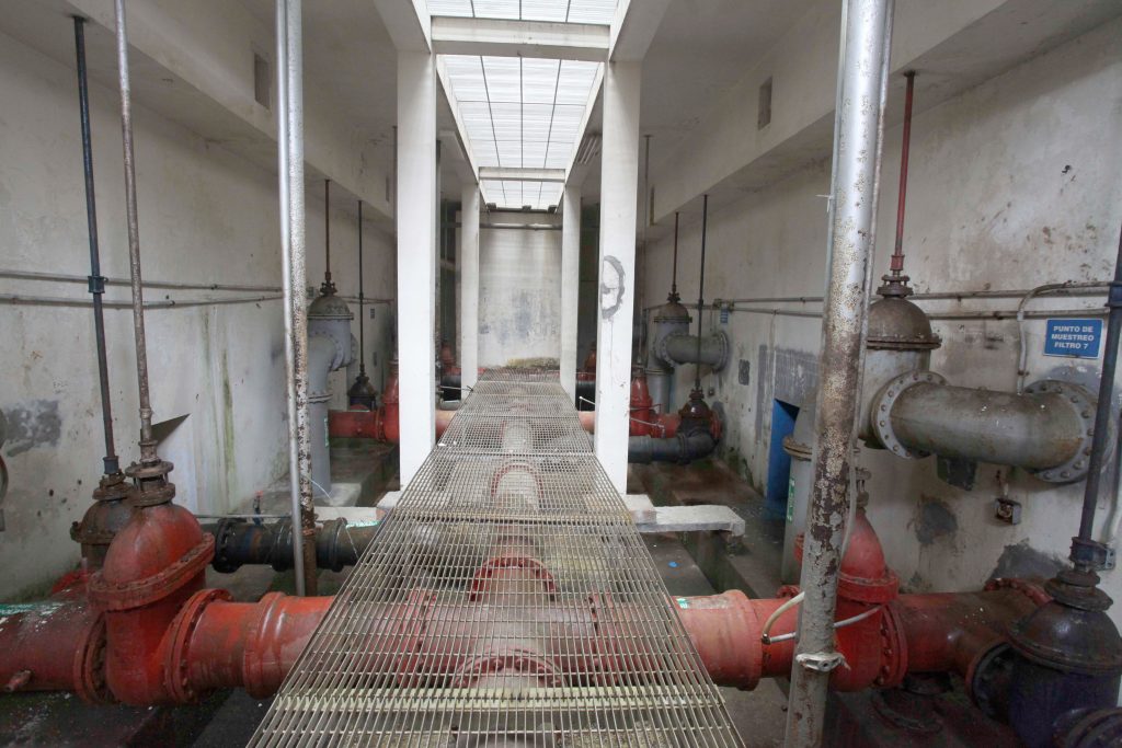 La planta del Cebollar presenta graves daños en su infraestructura. Esto pone en riesgo la potabilización del agua y el servicio para los cuencanos. /XCA