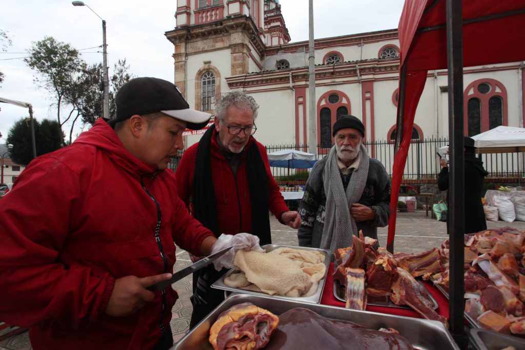 Mauro Di Cori, Marco Mite y Sandro Serafini junto al promotor Xavier Inga, en la comunidad de Sinincay inician una propuesta turística gastronómica. XCA