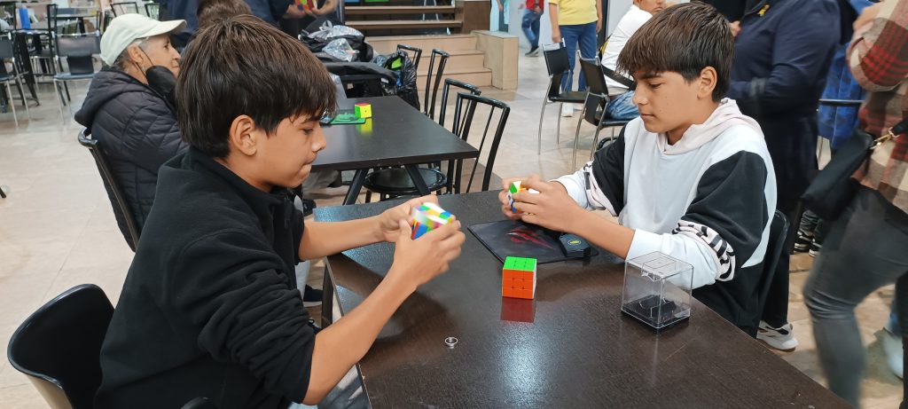 Miguel y Sebastián Vintimilla llegaron desde El Triunfo para participar en el torneo de cubo Rubik en Millenium Plaza. / CLP