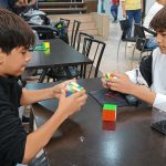Miguel y Sebastián Vintimilla llegaron desde El Triunfo para participar en el torneo de cubo Rubik en Millenium Plaza. / CLP