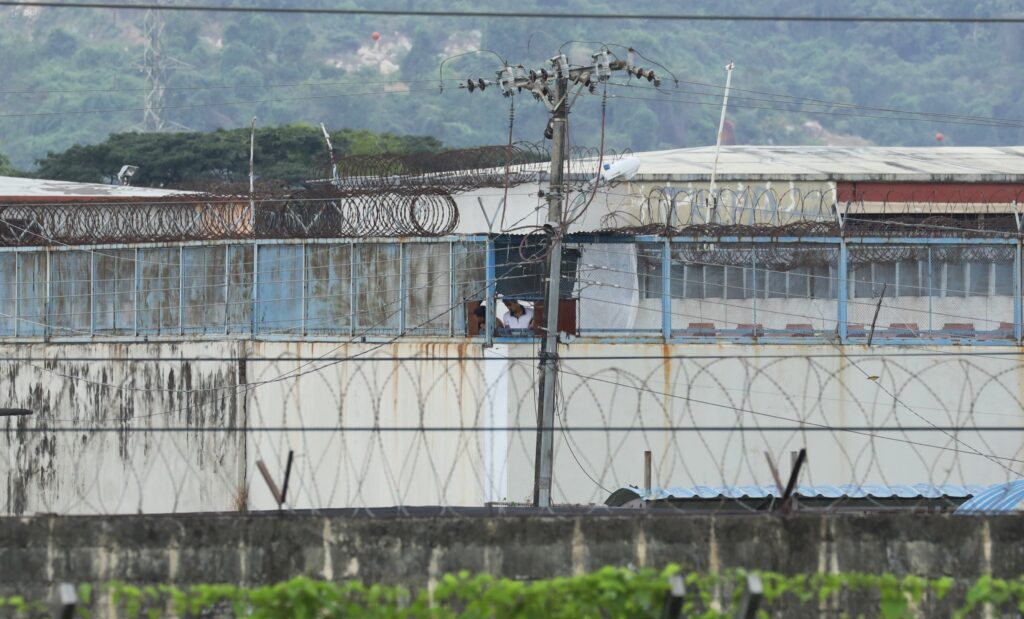 A través de redes sociales varios usuarios reportan nuevos disturbios en la Penitenciaría del Litoral la tarde de este viernes.