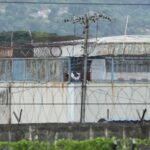 A través de redes sociales varios usuarios reportan nuevos disturbios en la Penitenciaría del Litoral la tarde de este viernes.