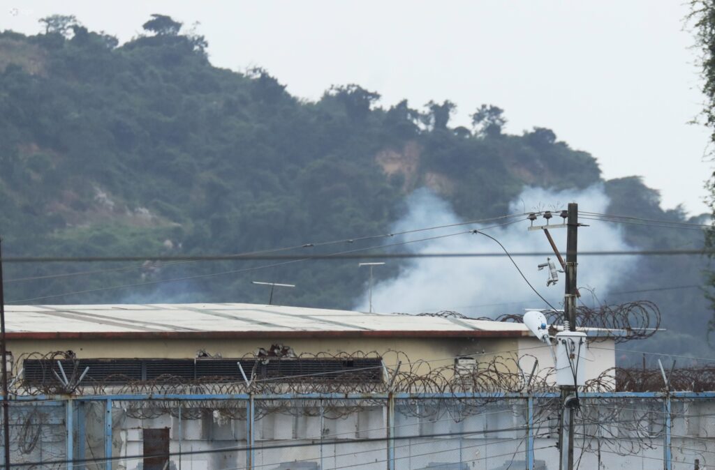 Una nueva jornada de enfrentamientos, desde la madrugada hasta horas de la tarde, en la Penitenciaría del Litoiral. Adentro fuertes explosiones y balas se escuchan desde los exteriores. /API