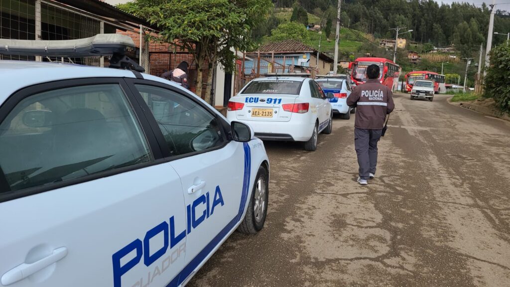 Agentes de la Policía Nacional durante la investigación de la agresión a una bebé de tres meses de nacida en Cuenca.