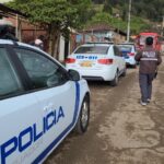 Agentes de la Policía Nacional durante la investigación de la agresión a una bebé de tres meses de nacida en Cuenca.