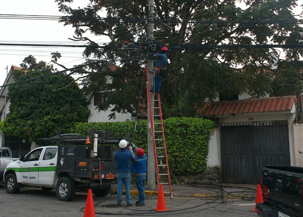 Personal de la unidad de control de cables de la Centro Sur durante una verificación. Esta entidad identificó 26 puntos críticos. /XCA