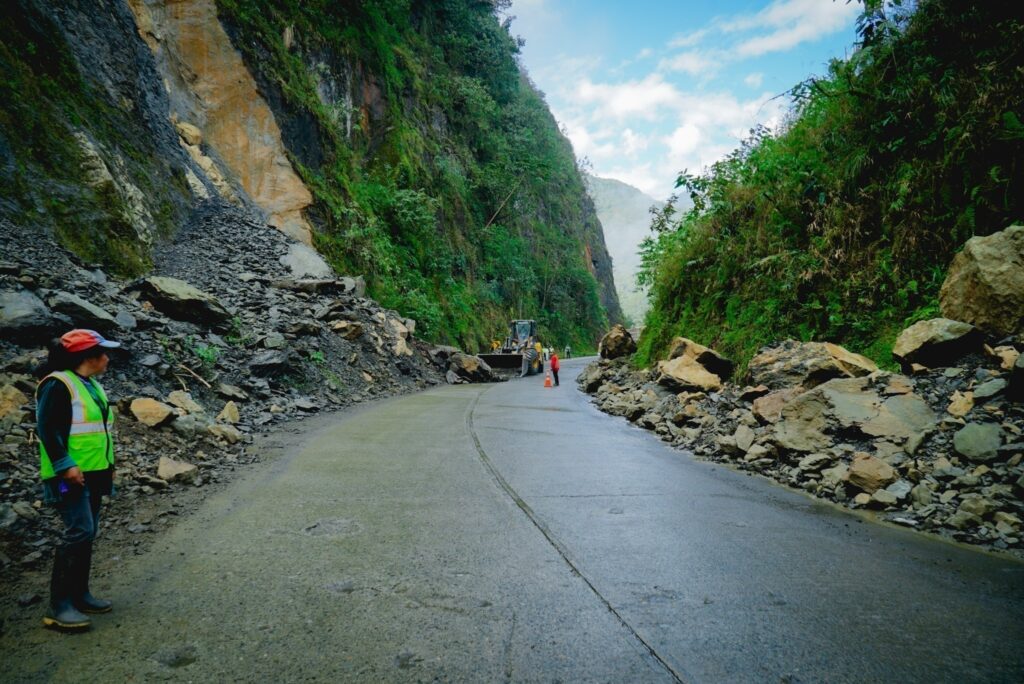 Las tareas de limpieza comenzaron la mañana de este lunes 24 de julio en la vía Cuenca - Molleturo - El Empalme. /Municipio de Cuenca