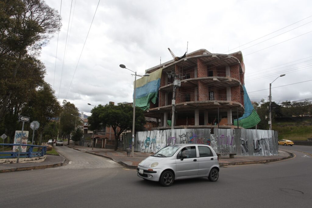 La construcción de esta edificación en la intersección de la Bajada de Todos Santos y la calle Paseo Tres de Noviembre ha generado debate en la ciudad. /XCA