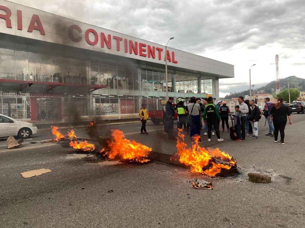 En el acceso sur de Cuenca se improvisó una parada de buses que funcionaba de manea ilegal. Desde ahora no podrán usarla como parada. /DPB
