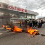 En el acceso sur de Cuenca se improvisó una parada de buses que funcionaba de manea ilegal. Desde ahora no podrán usarla como parada. /DPB