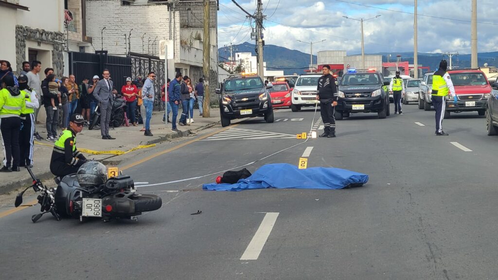 Los agentes de tránsito realizan el registro de datos sobre el siniestro ocurrido en Cuenca. KOQ