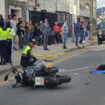 Los agentes de tránsito realizan el registro de datos sobre el siniestro ocurrido en Cuenca. KOQ