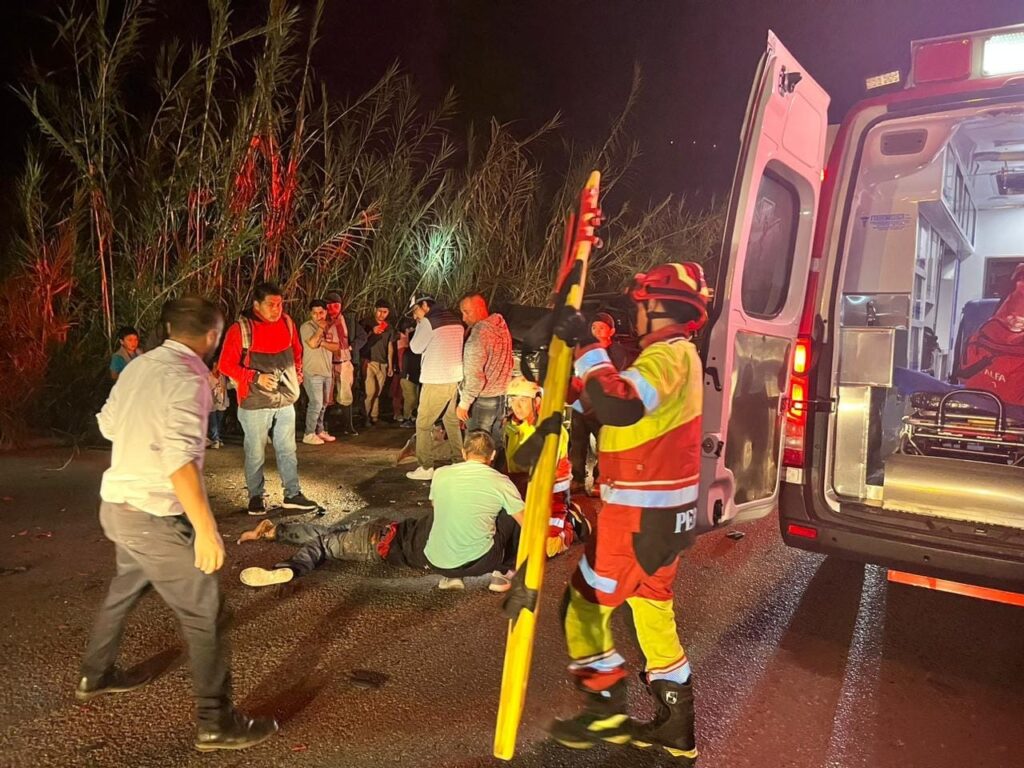 El Cuerpo de Bomberos de Santa Isabel llegó al lugar del accidente para socorrer a los involucrados.