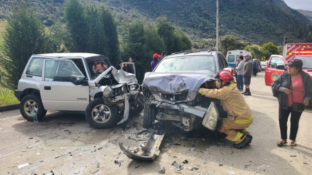 Los vehículos implicados quedaron con destrozos en la parte frontal. KOQ