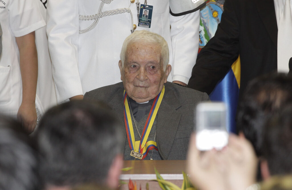 Monseñor durante un homenaje por su labor.