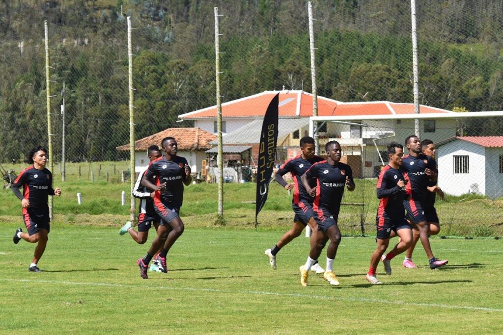Deportivo Cuenca arrancó su pretemporada en el complejo CFC de Victoria del Portete. Foto: Deportivo Cuenca